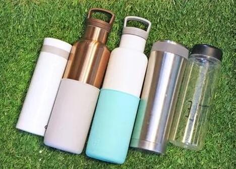 Use plastic sports water bottle for your outdoor exercise